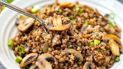 Забудь про нудний гарнір: готуємо гречку з овочами та грибами