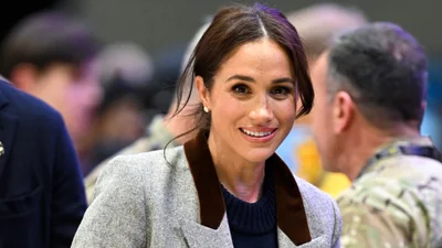 Королівське меню: Меган Маркл показала, як із сином і донькою готувала полуничний десерт