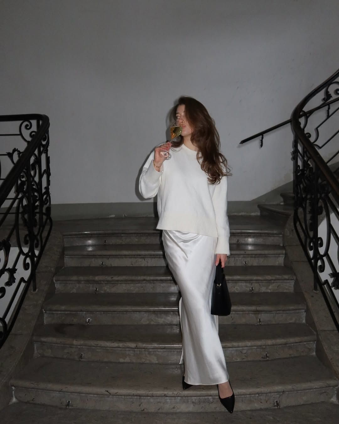 Образи з атласною спідницею та светром - фото 689238