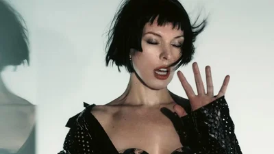 Милла Йович покрасовалась на страницах международного глянца в нарядах от украинских брендов