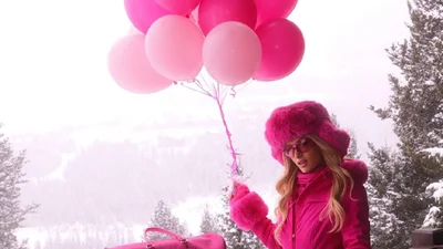 Barbie vibe: Пэрис Хилтон в очередной раз доказала, что она королева моды – фото розовой сказки в заснеженных горах