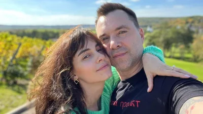 Жена Арестовича ушла от мужа после 10 лет брака