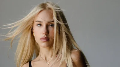 Даша Квіткова показала, якою кудрявою була в дитинстві, і відповіла на хейт через волосся