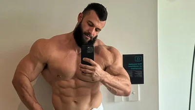 Стриптизер из Австралии пукает на видео и зарабатывает неплохие деньги