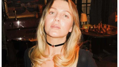 KOLA показалась с измученным видом, сообщив, что сильно заболела