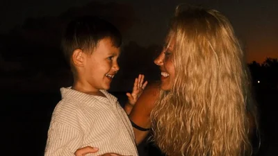 Поразительное сходство: Даша Квиткова показала свои детские фото, на которых ее легко спутать с сыном