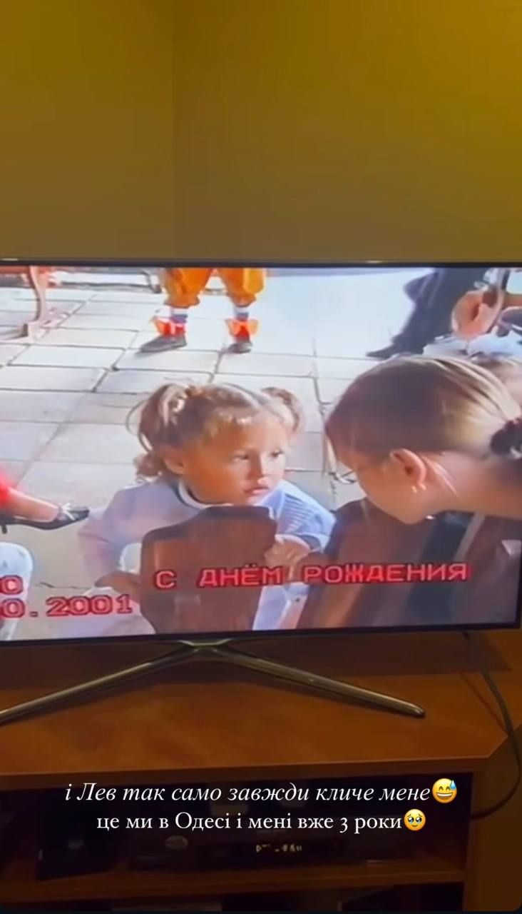 Вражаюча схожість: Даша Квіткова показала свої дитячі фото, на яких її легко сплутати з сином - фото 690254