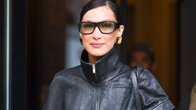 Белла Хадид примерила клетчатые бикини и показала, какая она искусная наездница - горячие фото