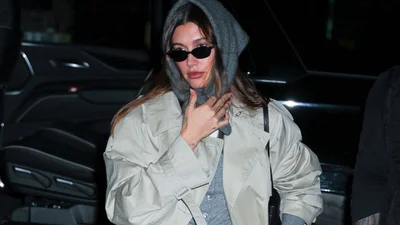 Hot mom: Хейли Бибер похвасталась аппетитными формами в коротком кожаном платье - фото