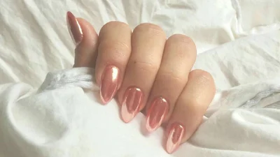 Розовое золото - новый вариант нюдового маникюра на весну 2025 - новый вариант нюдового маникюра