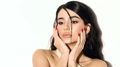 Глаза горят от этих фото: Анну Тринчер сравнили с Дуа Липой после новой сексуальной фотосессии