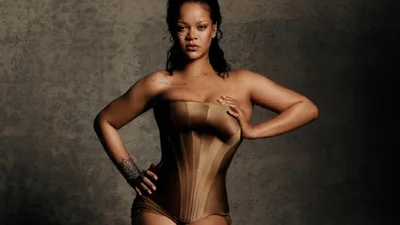 В откровенном боди: Рианна показала соблазнительную фигуру на обложке глянца и намекнула на музыкальное возвращение