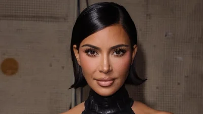 Мокра й сексуальна: Кім Кардашян у прозорому топі влаштувала гарячу фотосесію на фоні океану