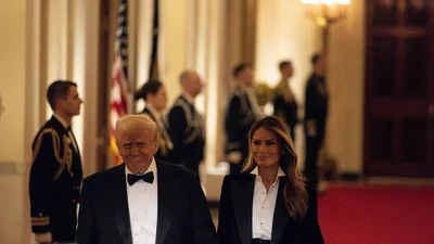 После долгого отсутствия Мелания Трамп вышла в свет и поразила образом в элегантном костюме