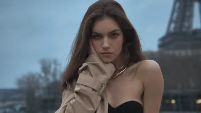 "Стесняется шикарной женщины": жена Дмитрия Комарова снялась на фоне Эйфелевой башни и подогрела слухи о разводе