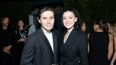 "Как близнецы": Бруклин Бекхэм и Никола Пельц появились на публике в одинаковых образах и порадовали поклонников