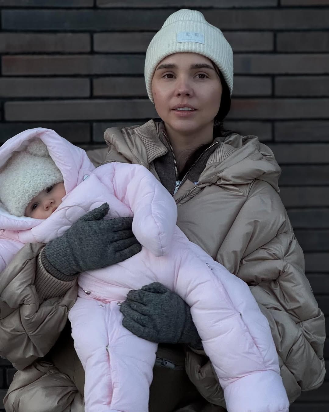 Мимишность зашкаливает: жена Жени Кота вышла на зимнюю прогулку с их дочкой и это слишком мило - фото 691310