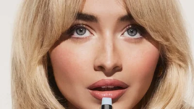 Блакитний блиск на губах – найгарячіший б'юті-тренд 2025 року