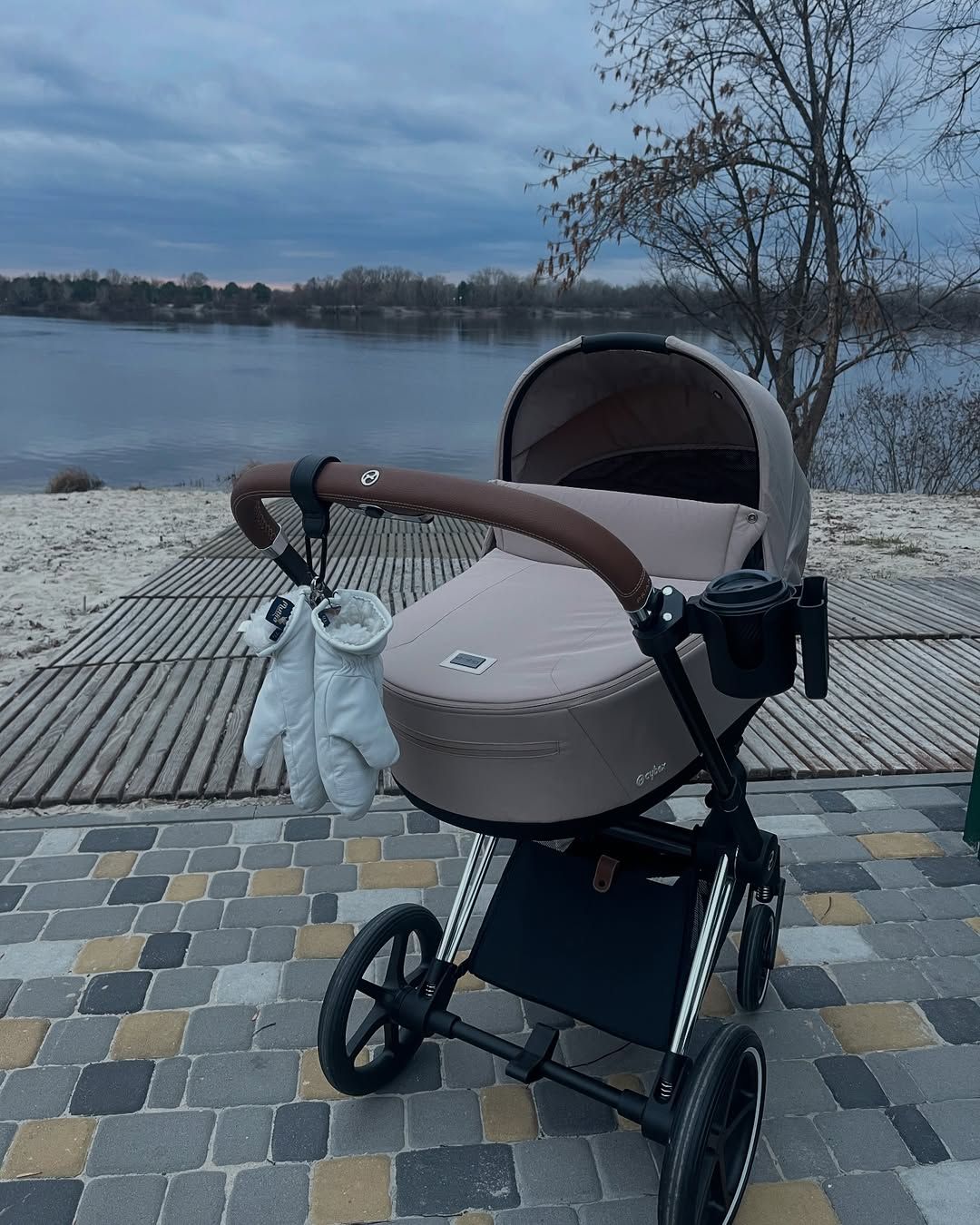 Донька Позитива на зимовій прогулянці - фото 692522