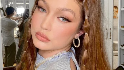 Модні зачіски з тонкими косами, які варто спробувати цієї весни 2025