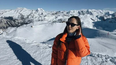 Юлія Саніна у яскравій куртці серед засніжених гір попрощалась із зимою: "Я рада, що ти нарешті йдеш"