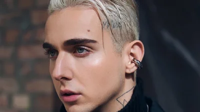 "Сила не в костюмі": MELOVIN підтримав Володимира Зеленського голим торсом