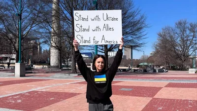 Лилия Подкопаева в компании сына вышла на митинг в Атланте с флагом Украины: "Вместе мы сильнее"