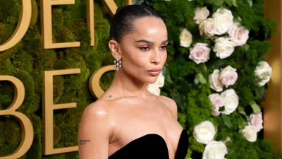 Зої Кравіц випила в барі з красенем і розпалила чутки про новий роман