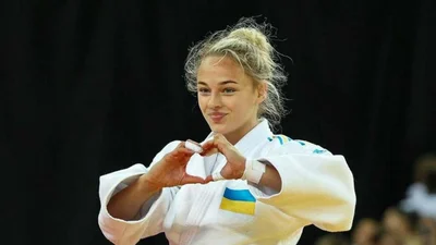 Дарья Белодед в соблазнительном мини в горошек встретила весну