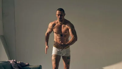 Голенький Тарас Цимбалюк похвастался мускулистым телом: "Хорошо, что хоть в трусах"