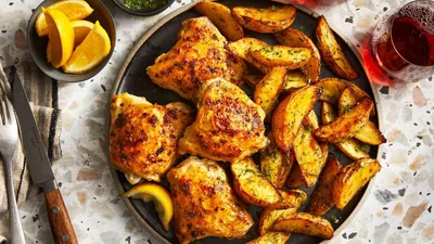 Как вкусно запечь куриные бедрышки с картошкой – легкий рецепт