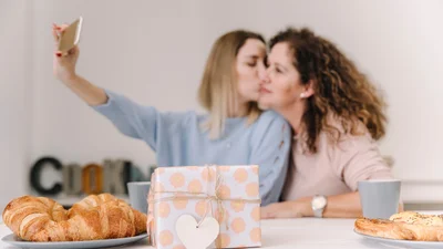 Топ подарков на 8 марта, от которых мама забудет обо всех твоих детских шалостях