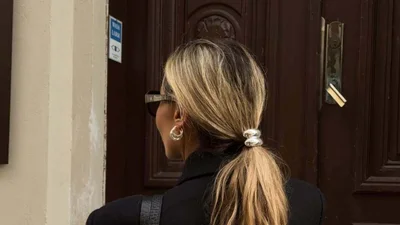 Тренд на аксессуары в волосах возвращается: большие металлические заколки как must-have сезона