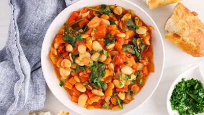 Тушкована квасоля з овочами – вечеря в піст, яка нагадує грузинське лобіо