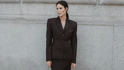 Забудь про оверсайз: блейзер с акцентом на талию – главный мастхэв 2025 года