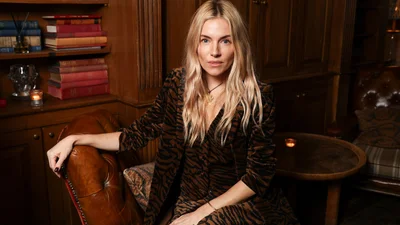 Атласные брюки и кожаная куртка-боксер Сиены Миллер - малышка умеет совместить эпатаж и простоту