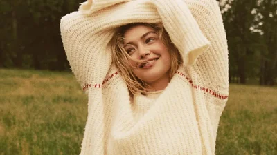 Джиджи Хадид показала свежий способ носить этот фасон джинсов весной 2025 года