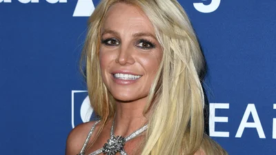 Бритни Спирс обольстительно станцевала у разгоряченного камина под песню бывшего Джастина Тимберлейка