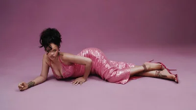 В жемчугах и солнцезащитных очках: Рианна показала ранее неизданные фото из роддома сразу после рождения сыновей