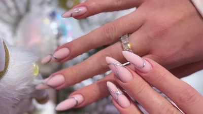 8 наймодніших кольорів манікюру на весну 2025, які одразу хочеться спробувати