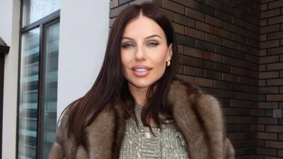 Скандальна Алхім повністю оголилася в солярії, щоб показати кожне тату на тілі