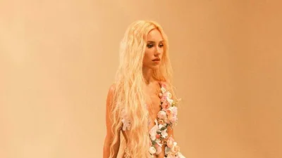 Даша Квиткова полностью разделась на камеру, прикрыв интимные зоны цветами