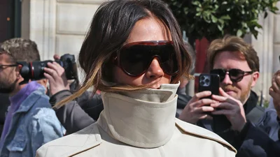 Вікторія Бекхем надала паризькому тренчу нового звучання: стильний майстер-клас