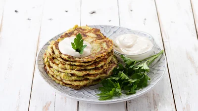 Оладьи из цукини с йогуртом от Миши Кацурина – идеальный весенний завтрак