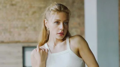 Тина Кароль запостила интимное фото из спальни, показав с кем проводит время в постели