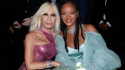 Донателла Версаче прощается с ролью креативного директора Versace: культовые звездные выходы в ее нарядах