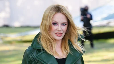 Актуальний як ніколи: Кайлі Міноуг вигуляла пляшково-зелений шкіряний тренч