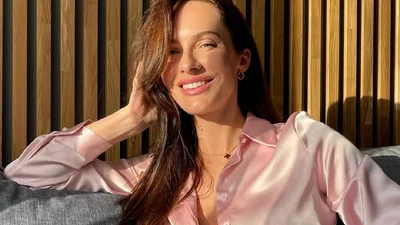 В нежно-розовом: стильные образы Кристины Горняк в главном цвете весны 2025