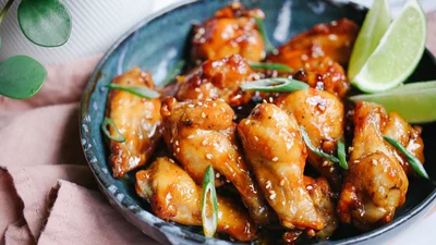 Невероятно вкусные крылышки в медово-соевом соусе, которые разлетаются за секунды