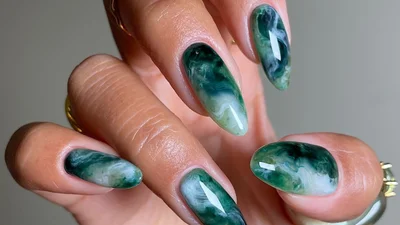 Самый желанный маникюр сезона весна-лето 2025 - этот дизайн уже в топе